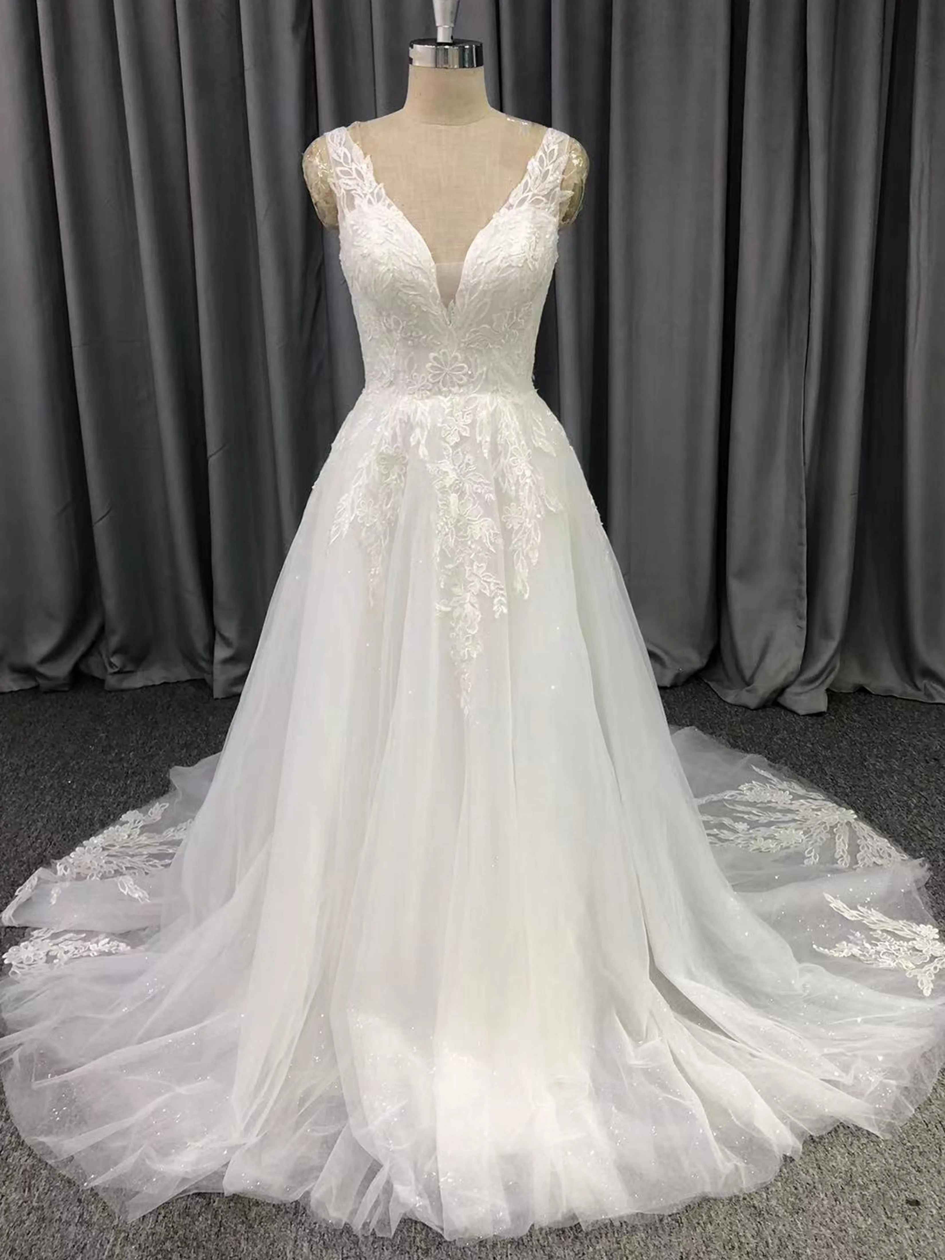 Col V Robe trapèze Dentelle&Tulle Robe de Mariée avec la courte traîne