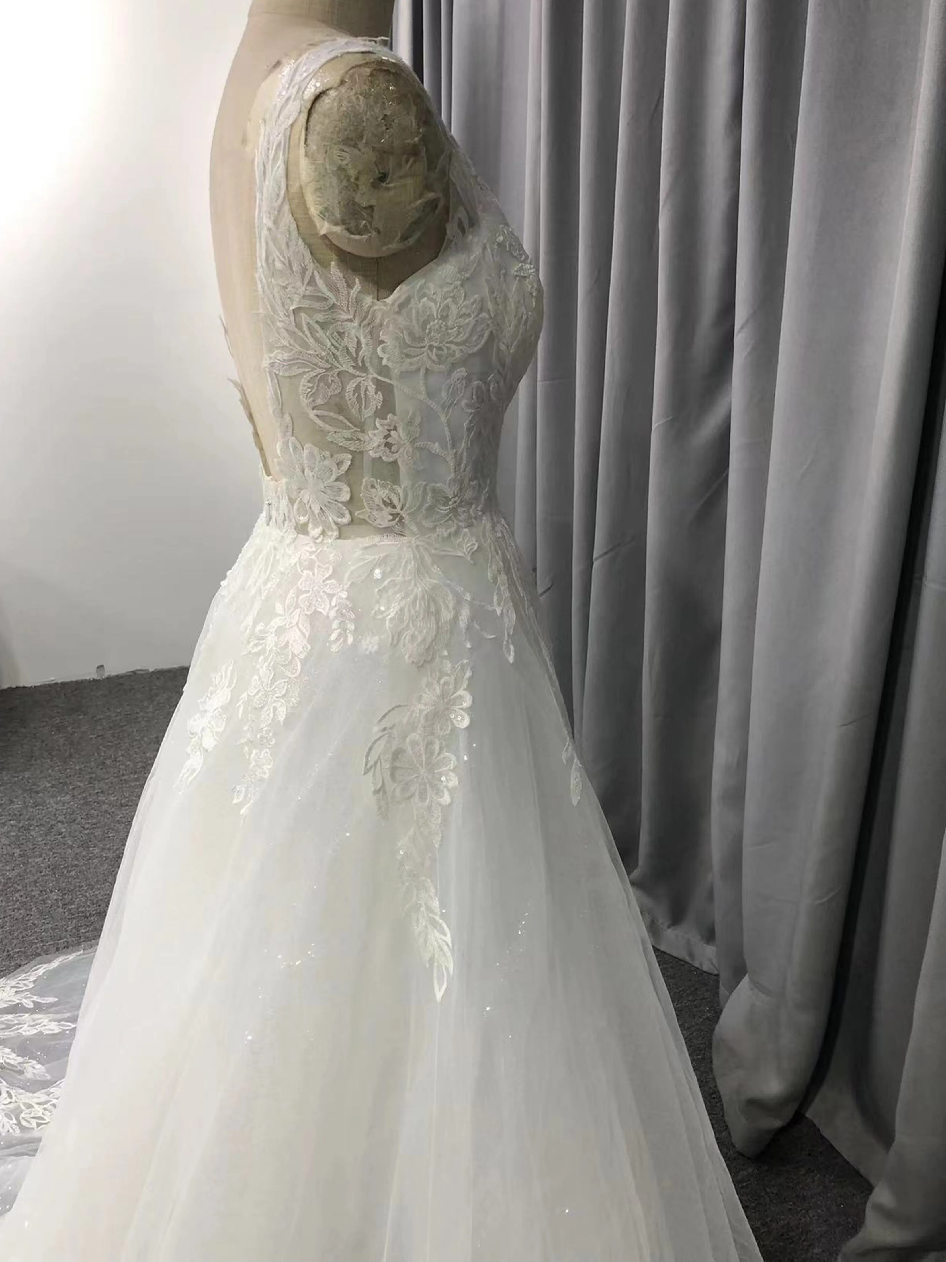 Col V Robe trapèze Dentelle&Tulle Robe de Mariée avec la courte traîne