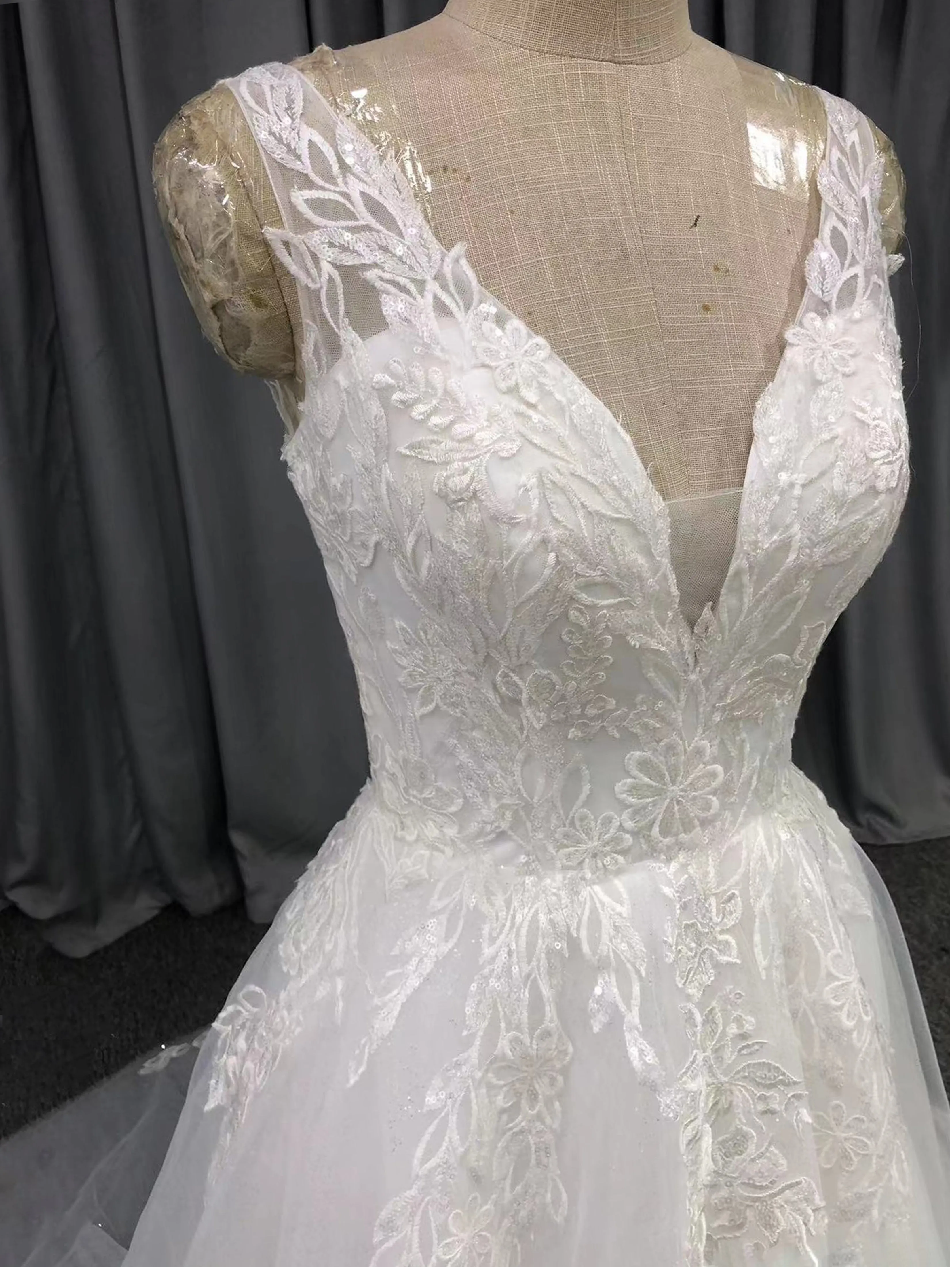 Col V Robe trapèze Dentelle&Tulle Robe de Mariée avec la courte traîne