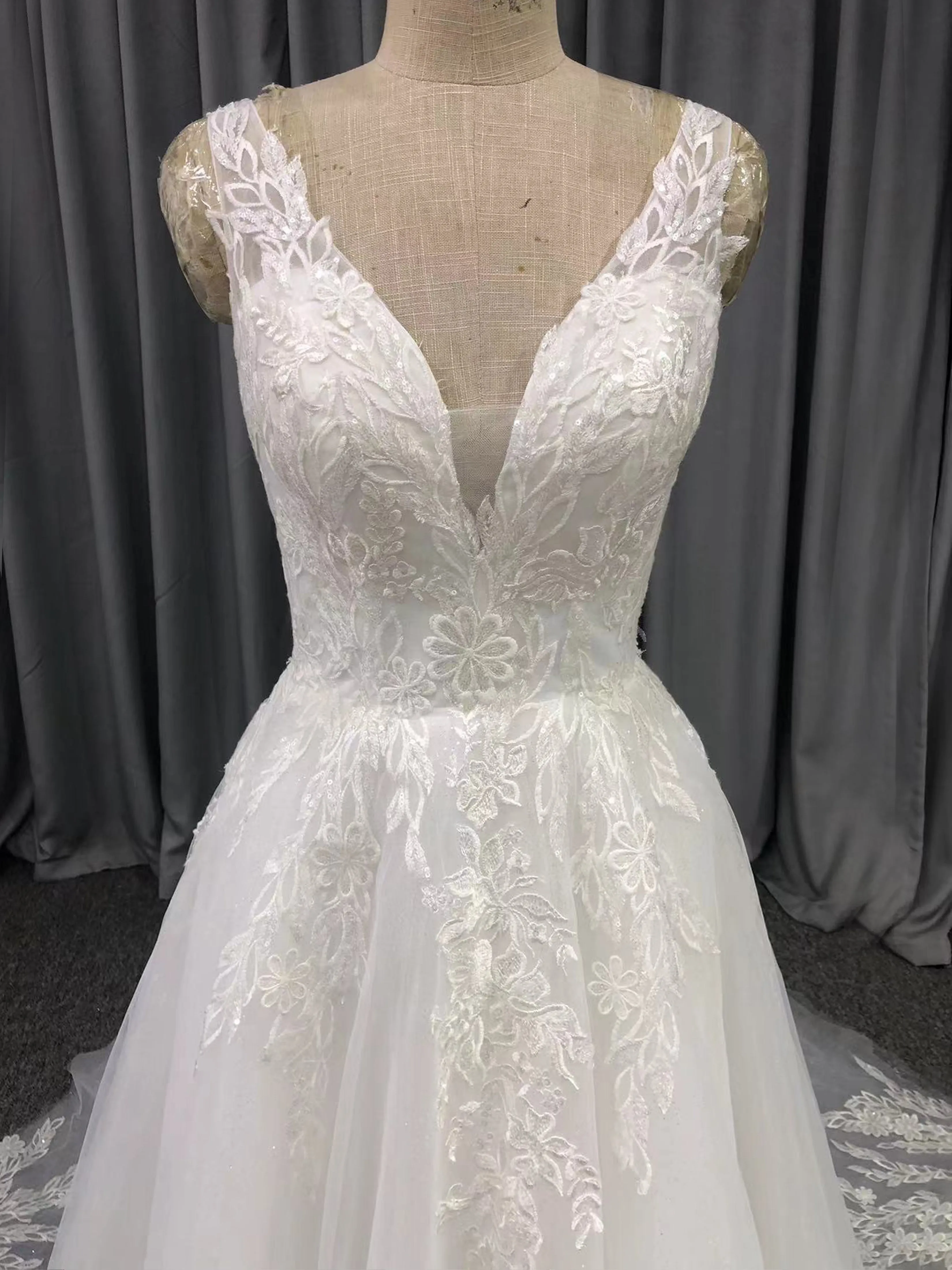 Col V Robe trapèze Dentelle&Tulle Robe de Mariée avec la courte traîne