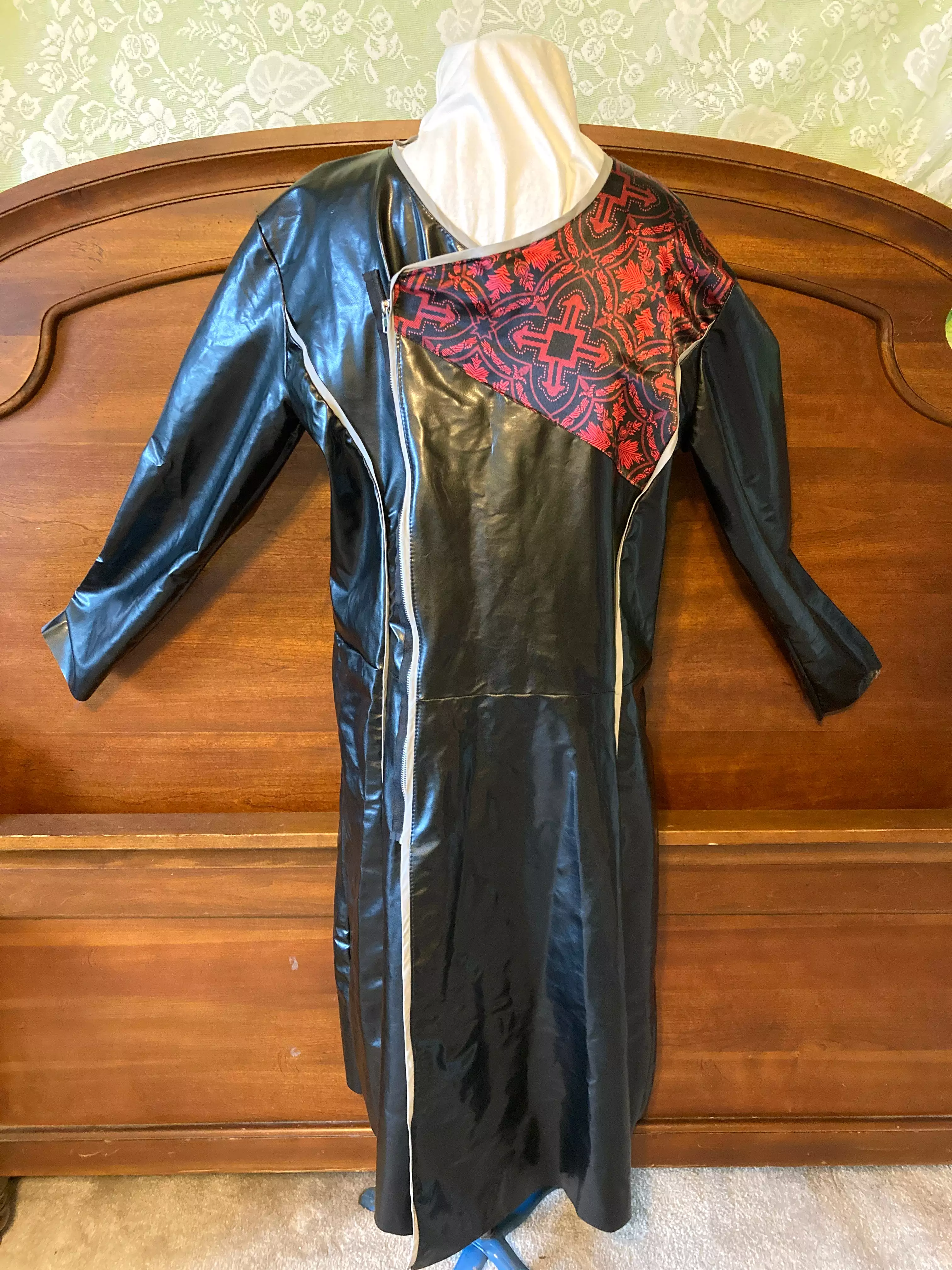 Count Bloodstone Adult Men Halloween Goth, Vampire Costume Size 42