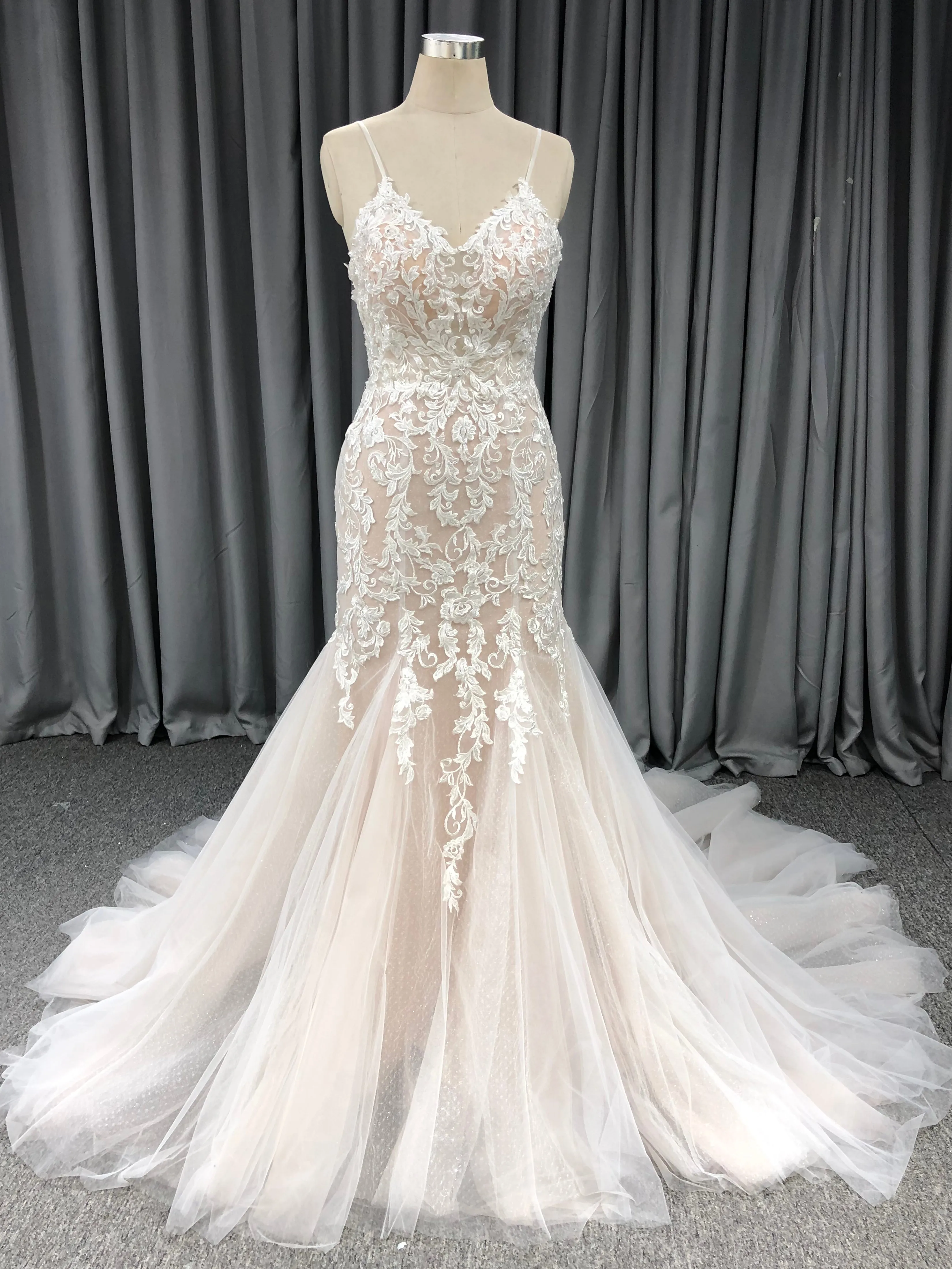 Délicate Robe fourreau cache cœur applique Dentelle&Tulle Robe de Mariée avec la courte traîne