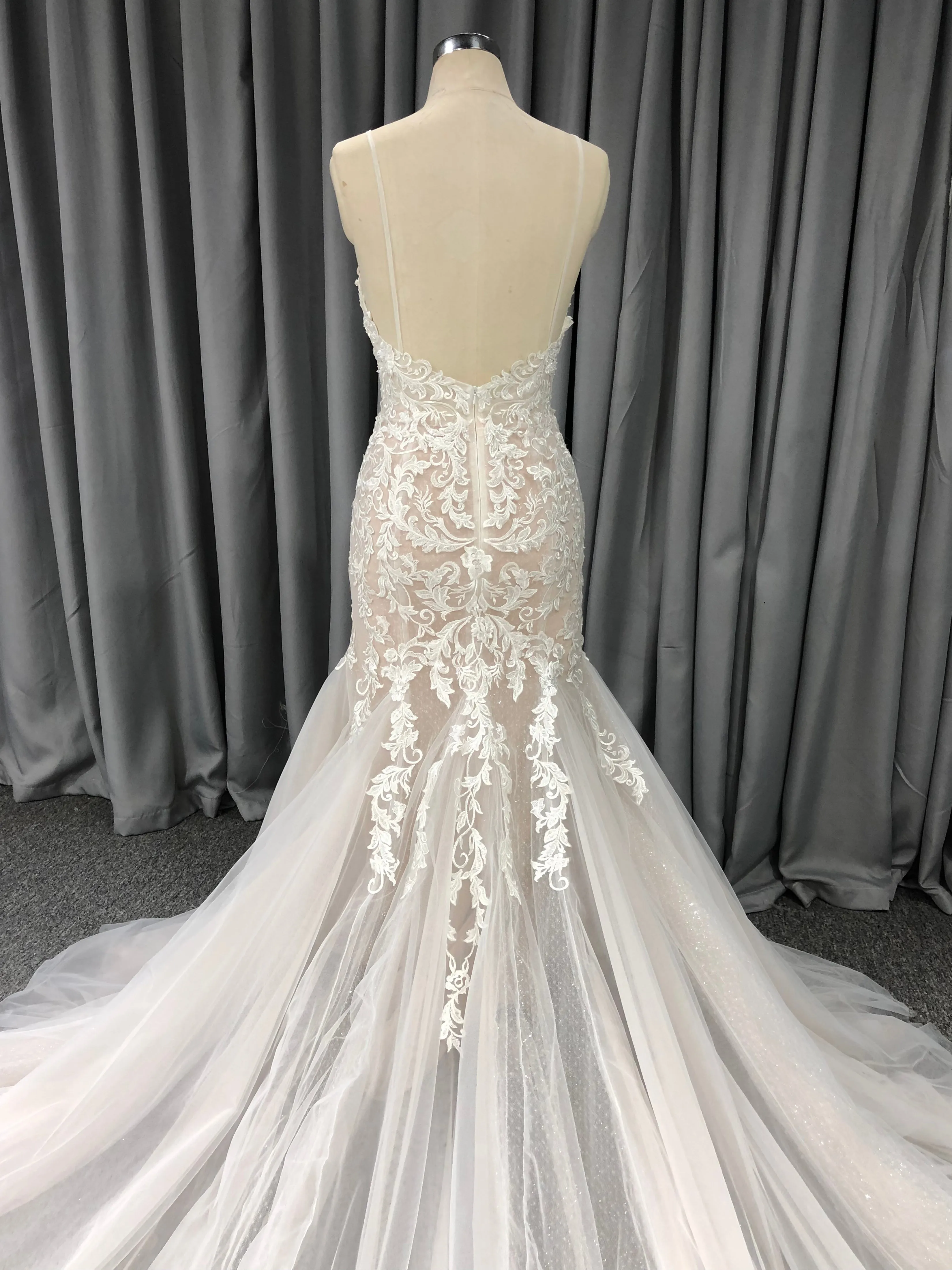 Délicate Robe fourreau cache cœur applique Dentelle&Tulle Robe de Mariée avec la courte traîne