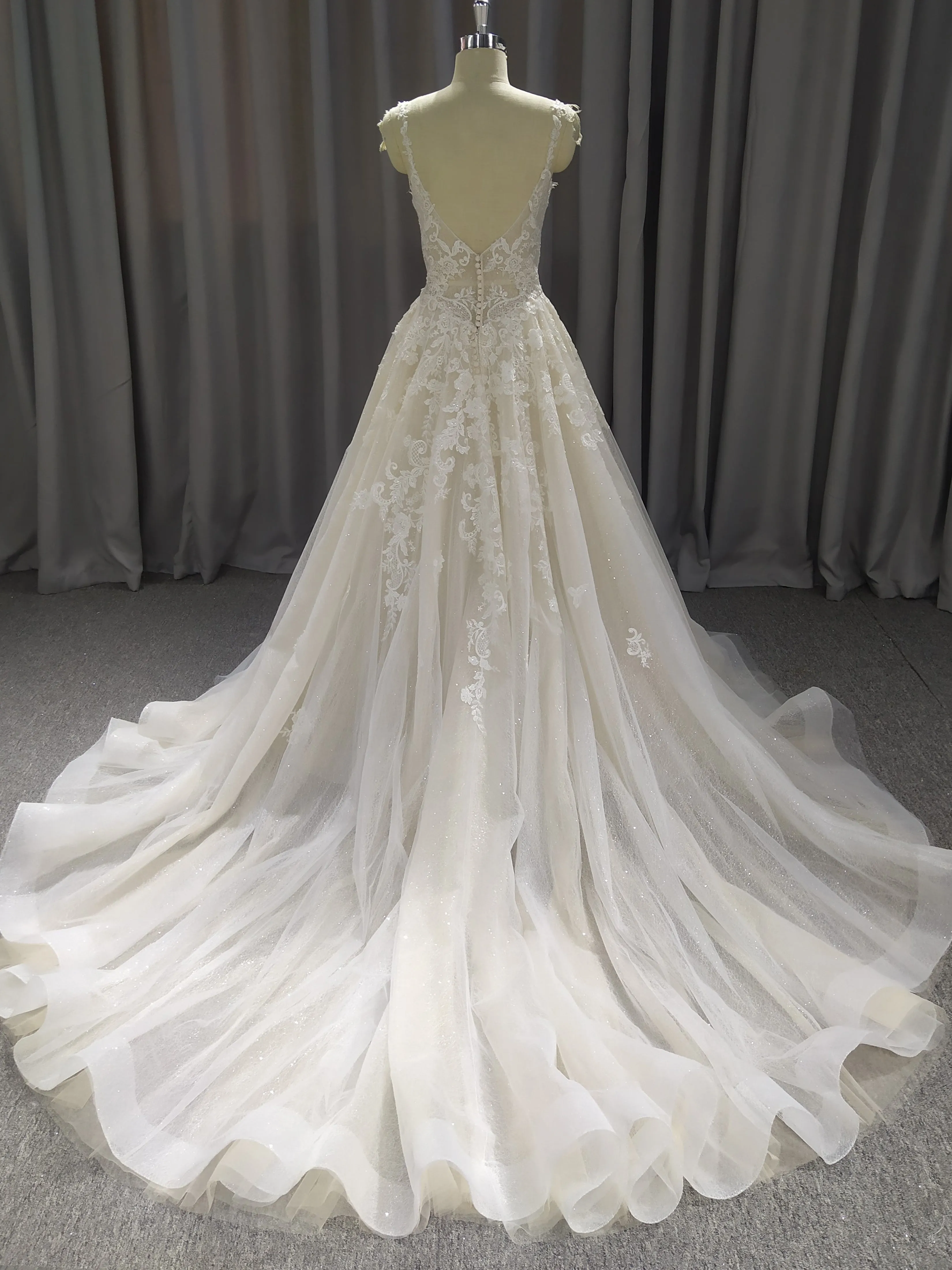 Délicate Robe trapèze Col V applique Dentelle&Tulle Robe de Mariée avec la courte traîne