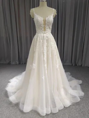 Délicate Robe trapèze Col V applique Dentelle&Tulle Robe de Mariée avec la courte traîne