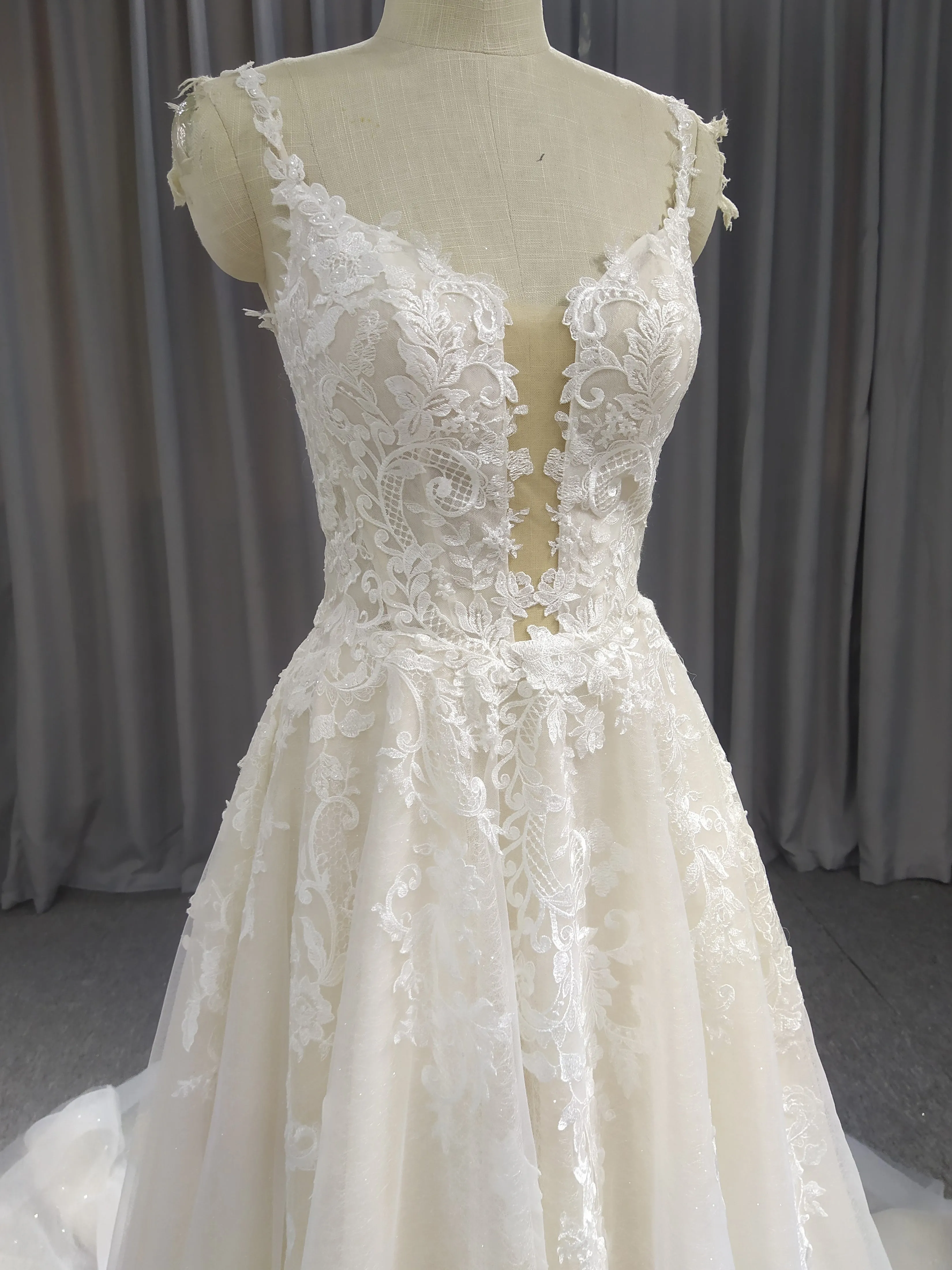 Délicate Robe trapèze Col V applique Dentelle&Tulle Robe de Mariée avec la courte traîne