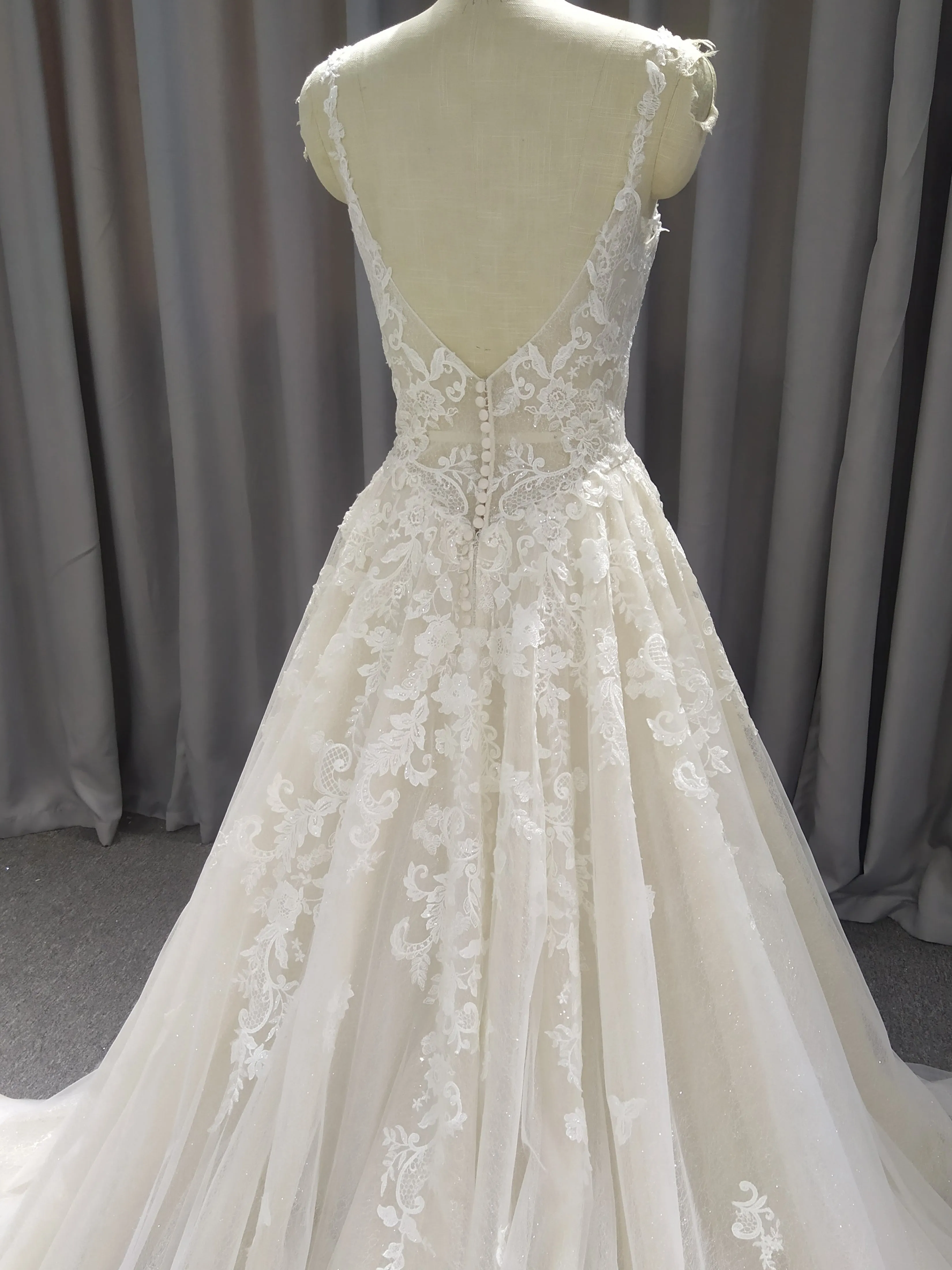 Délicate Robe trapèze Col V applique Dentelle&Tulle Robe de Mariée avec la courte traîne