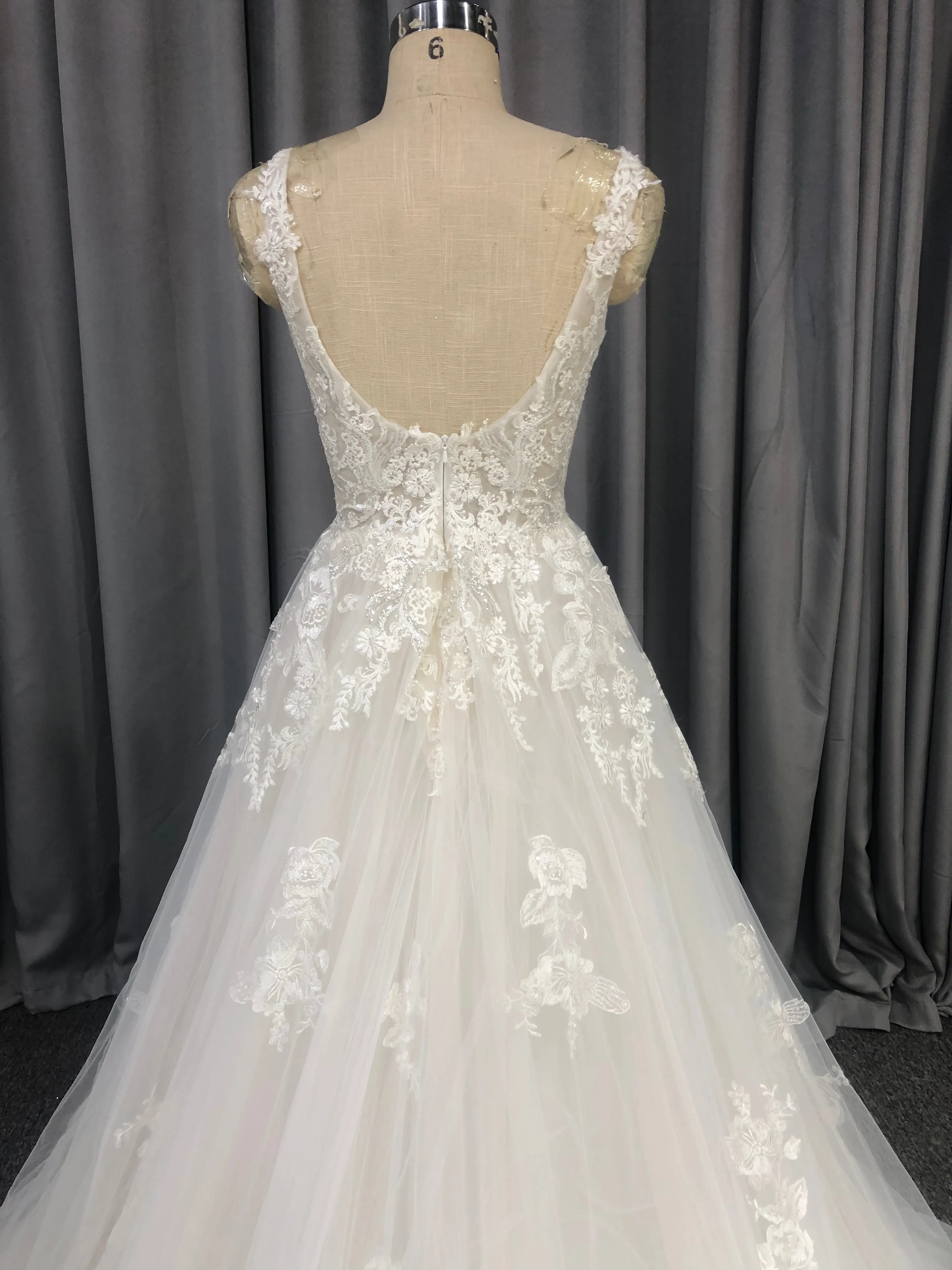 Trapèzes Col Rond Dentelle Tulle Robes de Mariée avec Traîne de Balayage