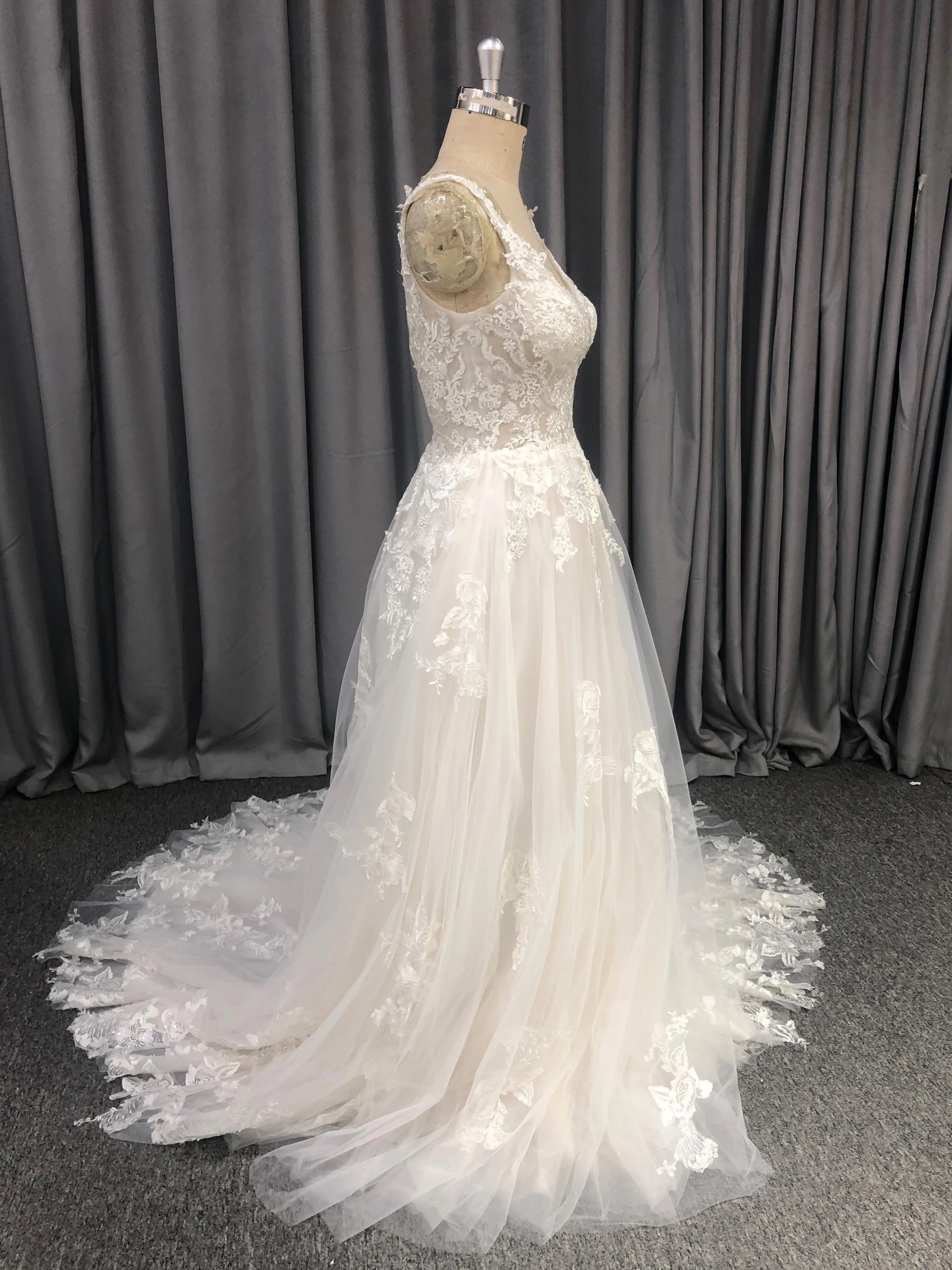 Trapèzes Col Rond Dentelle Tulle Robes de Mariée avec Traîne de Balayage