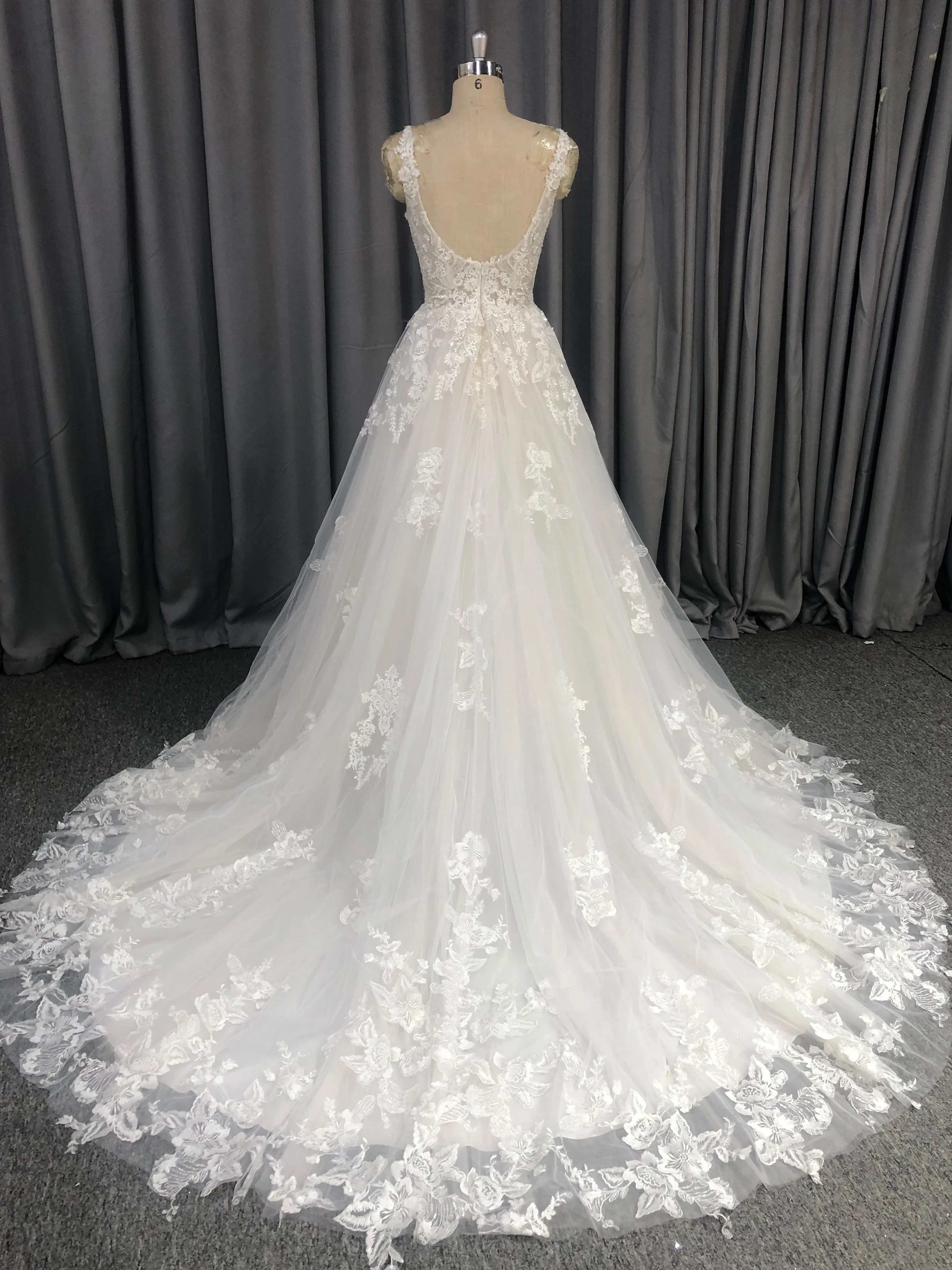 Trapèzes Col Rond Dentelle Tulle Robes de Mariée avec Traîne de Balayage