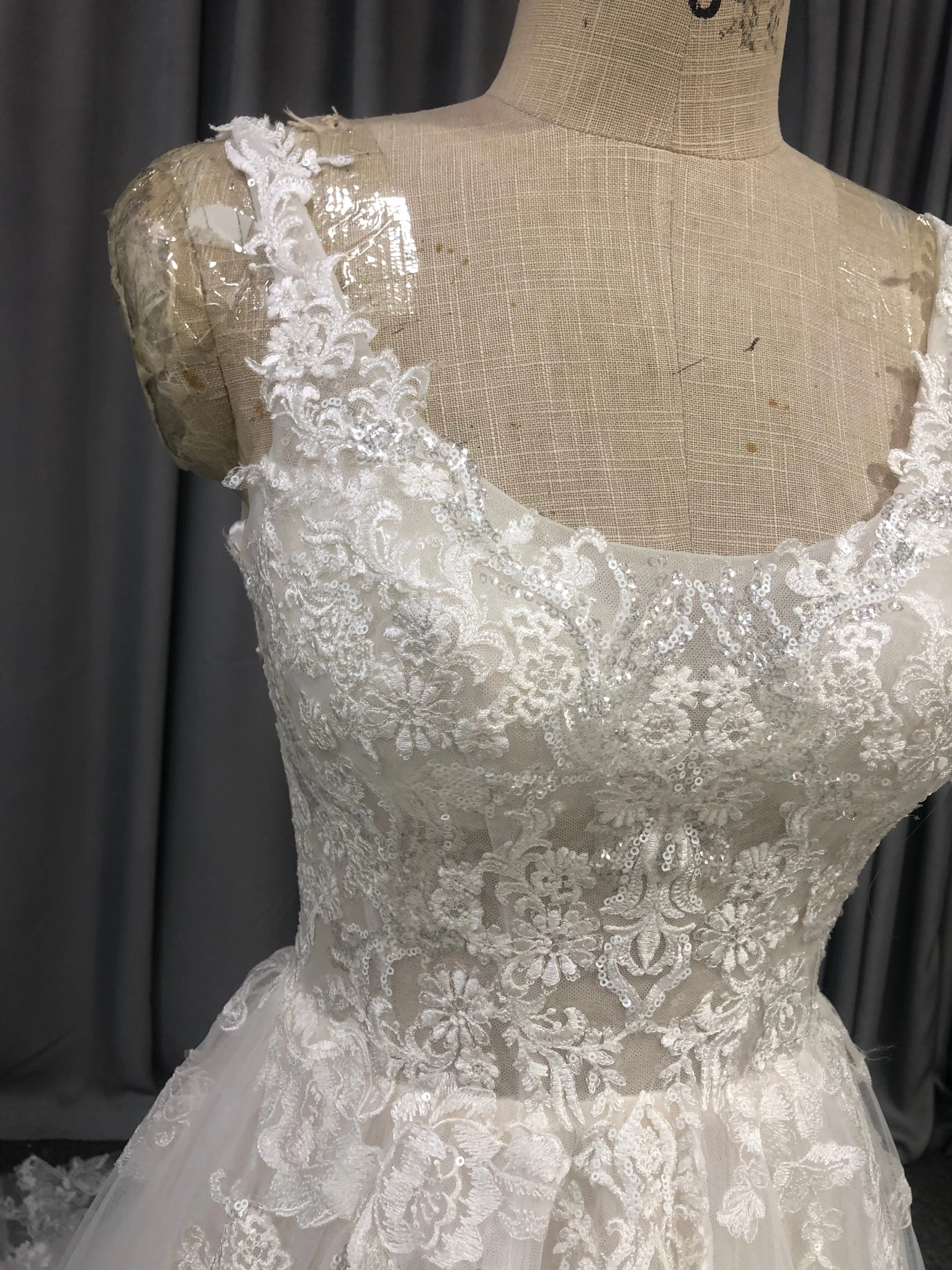 Trapèzes Col Rond Dentelle Tulle Robes de Mariée avec Traîne de Balayage