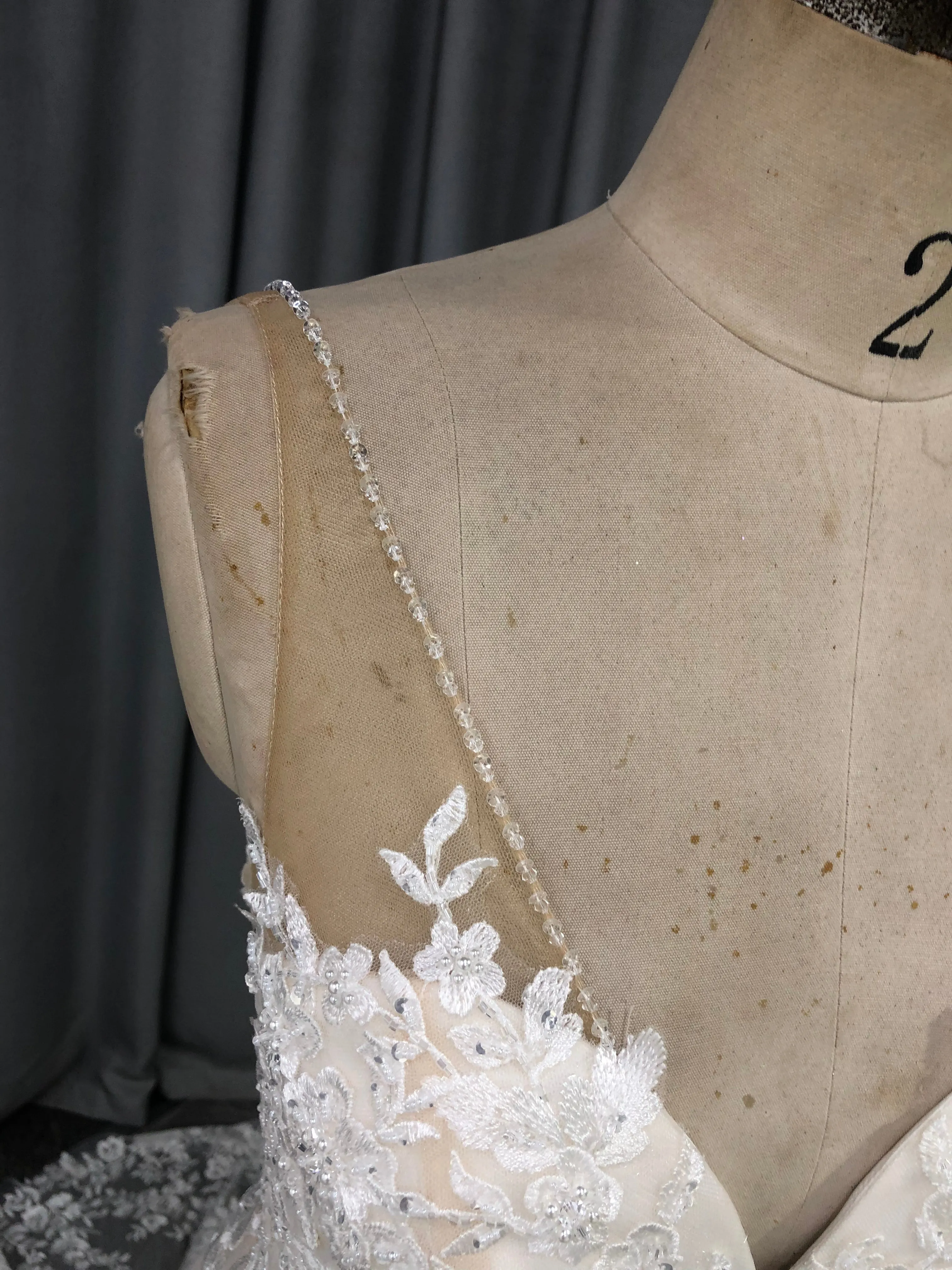 Trapèzes Col V Accueil Froid Robes de Mariée en Dentelle et Tulle